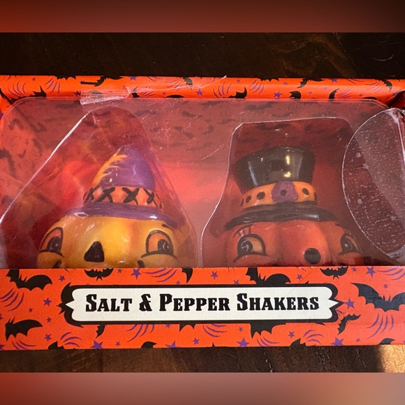 Halloween Pumpkin Salt & Pepper Shakers - Picture 1 of 2